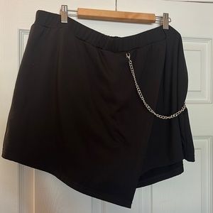 NWOT Black Plus Size 5X (fits like 3X) Wrap Skort (Skirt / Short combo) w/ chain